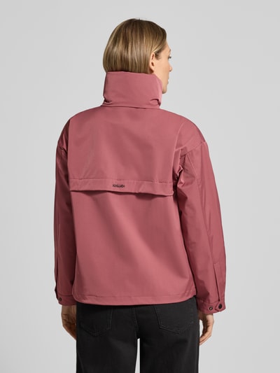 Frauenmodel trägt Jacke mit Stehkragen von khujo in Rosa, Regular-Fit, Reißverschluss und Reißverschlusstaschen, Rückenlänge 60 cm, Schulterbreite 51 cm, Brustweite 50 cm, Ärmellänge 54 cm, Ganzkörperansicht Rückansicht.