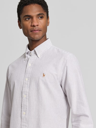 Mężczyznę model nosi Super Slim Fit Freizeithemd aus reiner Baumwolle von Polo Ralph Lauren, jasne prążki, guzik, koszula casualowa, zbliżenie na górną część ciała.