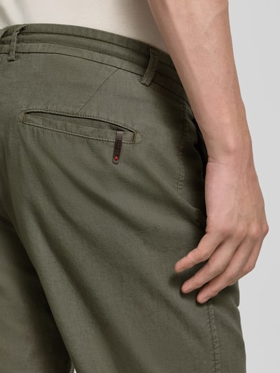 Männermodel trägt Hose aus Leinen-Baumwoll-Mix mit Tunnelzug von CINQUE, olivegrün, Regular-Fit, Detailaufnahme Rückansicht, Eingrifftaschen.