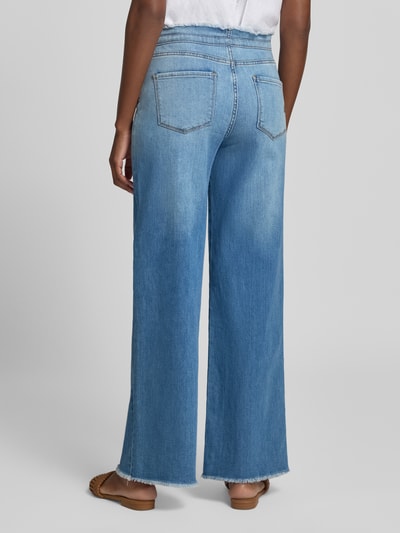 Vrouwenmodel draagt Barrel Fit Jeans met Fransen en Vetersluiting van Buena Vista, lichte blauwe denim, mix van katoen en lyocell, steekzakken, gerafelde zoom, Binnenbeenlengte maat S: 68 cm, Bandwijdte maat S: 38 cm, Ganzlichaamsaanzicht achteraan.