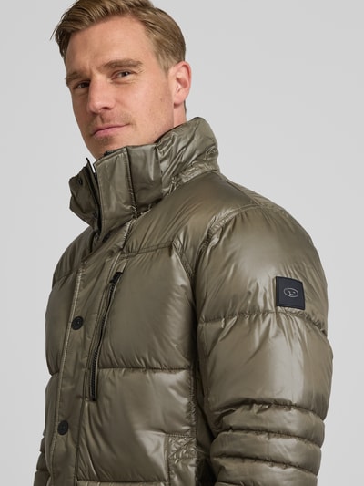 Männermodel trägt Regular Fit Steppjacke mit Kapuze von Tom Tailor, Optik: Unifarben, Label-Patch, Nahaufnahme Oberkörper