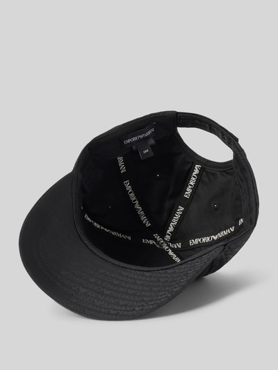 Produktfoto, schwarze Basecap mit Label-Detail von Emporio Armani mit verstärktem Schirm, eingestickten Luftlöchern und verstellbarem Verschluss
