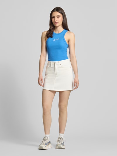 Frauenmodel trägt Trägertop in Ripp-Optik Modell 'FOREST' von JJXX, Slim Fit, Baumwoll-Elasthan-Mix, kräftiges Blau, Ganzkörperansicht von vorne