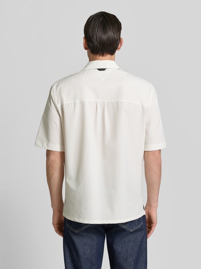 Männermodel trägt Relaxed Fit Freizeithemd aus Seersucker-Material von Tommy Hilfiger, Optik:Allover-Muster, Kurzarm, Rückenfalte, Ganzkörperansicht Rückansicht.