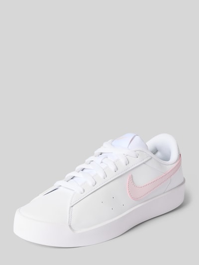 Produktfoto, Sneaker mit Logo-Detail von Nike in Weiß mit rosa Swoosh, glatte Oberfläche, Damen Sneaker von Nike