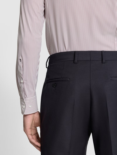 Mężczyzna nosi Slim Fit Businesshemd mit Cutaway-Kragen von Seidensticker, jasne i ciemne paski na koszuli, gładkie spodnie, zdjęcie z tyłu, Ganzkörperansicht Rückansicht