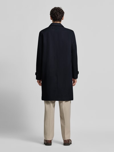 Männermodel trägt Regular Fit Mantel aus Baumwoll-Mix Modell 'Maver2631' von HUGO in Dunkelblau, Rückenansicht, ganzkörper.