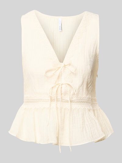Produktfoto, cremefarbenes ärmelloses Damen Top aus Lyocell-Mix mit V-Ausschnitt, Zierschleifen und Loch-Stitching, taillierte Passform, Modell 'Elena' von Mango