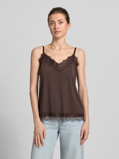 Modelka kobieca ma na sobie Regular Fit Top mit Spitzenbesatz Modell 'Bicco' od FREE/QUENT, brązowy, koronka, cienkie ramiączka, krój regular fit, przód z dekoltem V, zdjęcie całej sylwetki z przodu.