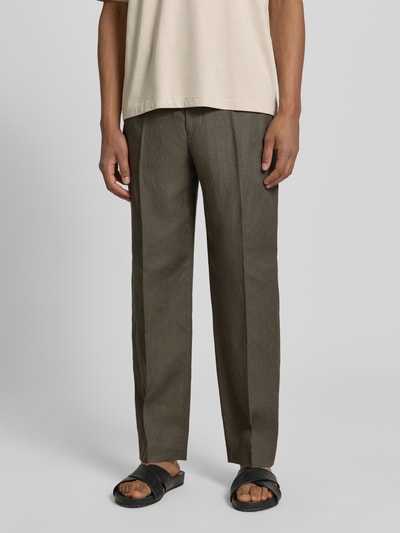 Männermodel trägt Regular Fit pantalon uit puur linnen model 'BAIRD' van SELECTED HOMME, effen kleuren, persplooien, riemlussen, steekzakken, achterzakken, knoop en verborgen ritssluiting, materiaal: linnen. Ganzkörperansicht van voren.