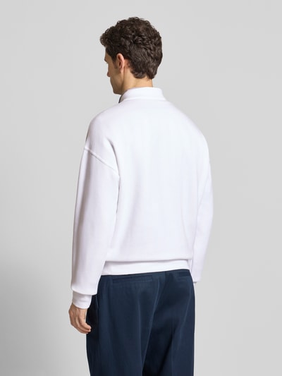 Männermodel trägt Regular Fit Sweatshirt aus Baumwoll-Mix von Polo Ralph Lauren, unifarben weiß, langarm, gerippte Abschlüsse, Ganzkörperansicht Rückansicht.