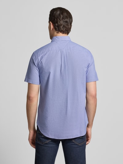 Männermodel trägt Regular Fit Freizeithemd aus reiner Baumwolle von Tommy Hilfiger mit Allover-Muster, Rückenpasse, Kurzarm, Ganzkörperansicht Rückansicht.