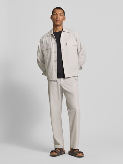 Männermodel trägt Regular Fit Hose mit französischen Eingrifftaschen von JAKE*S STUDIO MEN, hellbeige, elastisch, Ganzkörperansicht von vorne.