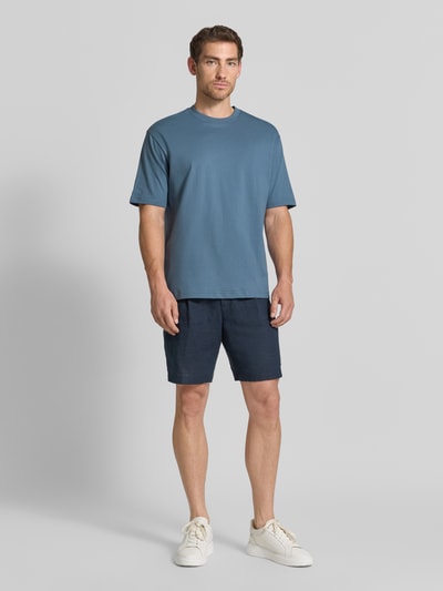 Mannenmodel draagt Regular Fit T-Shirt met ronde hals van MCNEAL, puur katoen, met korte mouwen, ruglengte maat M 69 cm, volledig lichaam vooraanzicht
