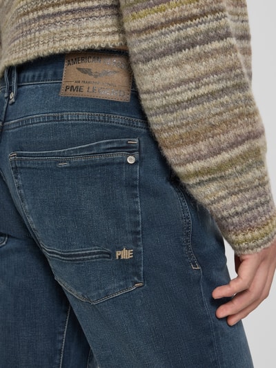Männermodel trägt Straight Fit Jeans mit Logo-Stitching Modell 'Commander' von PME Legend aus Baumwoll-Mix, 5-Pocket-Design, Detailaufnahme.