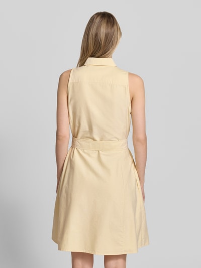 Vrouwenmodel draagt Regular Fit Polokleid aus reiner Baumwolle van Polo Ralph Lauren, look: effen, knielang, hooggesloten, mouwloos, tailleriem, logo-stitching, materiaal: puur katoen. Ganzkörperansicht Rückansicht.