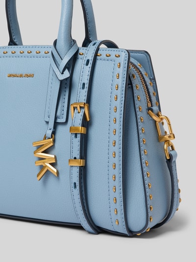 Produktfoto, Torebka z detalem z logo model 'Laila' od MICHAEL Michael Kors, niebieska, złote okucia, główna przegroda na zamek błyskawiczny, pasek na ramię i odpinany pasek, szerokość w rozmiarze 1: 29 cm, długość w rozmiarze 1: 19 cm, głębokość w rozmiarze 1: 11 cm, długość paska na ramię w rozmiarze 1: 130 cm