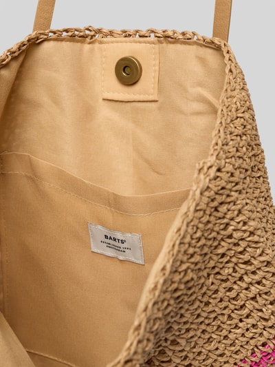 Produktfoto, Shopper mit Label-Detail Modell 'Lazey' von Barts aus beigefarbenem, grob strukturiertem Material mit Magnetverschluss und Innenfach.