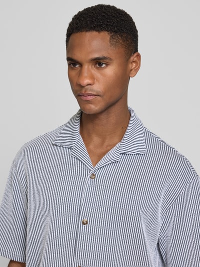 Männermodel trägt Regular Fit Freizeithemd mit Reverskragen von MCNEAL, feiner Baumwoll-Mix mit Stretch-Anteil, Nahaufnahme Oberkörper.