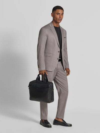 Männermodel trägt grauen Anzug, hält Laptoptasche aus echtem Leder Modell 'CARDONA PANDION' von JOOP!, Herren Laptoptasche, Ganzkörperansicht von vorne.