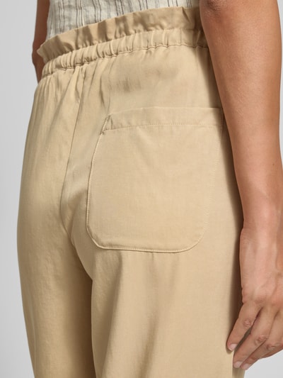 Frauenmodel trägt Wide Leg Joggpants aus Lyocell-Leinen-Mix von Marc O'Polo, Optik: Unifarben, Gesäßtaschen, Nahaufnahme Rückansicht.