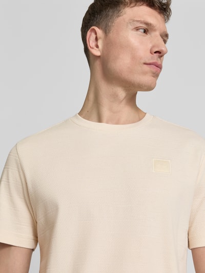 Männermodel trägt T-Shirt mit Rundhalsausschnitt von PME Legend in Beige, Reine Baumwolle, Regular-Fit, Label-Patch, Nahaufnahme Oberkörper. Rückenlänge bei Größe M: 69 cm.