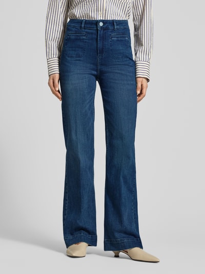 Kobiece modelka nosi Wide Leg Jeans mit Eingrifftaschen von Christian Berg Woman, mieszanka bawełny z dodatkiem streczu, wpuszczane kieszenie, zapięcie na guzik i zamek błyskawiczny, szerokość w rozmiarze 36/32: 37 cm, długość wewnętrzna nogawki: 81 cm, granatowy denim, gładka tekstura, krój wide leg, pełen widok z przodu