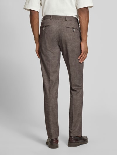 Mannenmodel draagt Hose mit Kordelzug Modell 'Spartaflex' van Zuitable, bruine straight fit herenbroek met koordsluiting en achterzakken, materiaal-mix met lyocell, productdetails zoals knoop- en ritssluiting, Franse steekzakken, taille 42 cm en binnenbeenlengte 84 cm bij maat 50, volledige achteraanzicht.