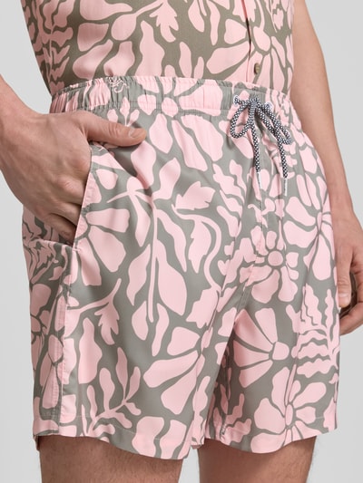 Männermodel trägt Badehose im Allover-Look Modell 'Melo' von BOARDIES, Regular-Fit, elastischer Bund, Kordelzug, Nahaufnahme Oberkörper.