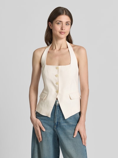 Frauenmodel trägt Weste aus Leinen mit Pattentaschen Modell 'BORELI' von Mango in Creme, Slim Fit, Knopfleiste, Ganzkörperansicht von vorne.