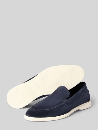 Produktfoto, Loafers aus Leder Modell 'STRIDE FLEX' von Lloyd in Dunkelblau mit weißer Sohle, abgerundete Spitze, strukturierte Textur, Schlupfform, Absatzhöhe 2 cm, Schafthöhe 7 cm, Schaftweite 12 cm.
