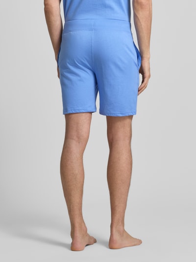 Männermodel trägt Slim Fit Pyjama Shorts aus reiner Baumwolle Modell 'SHORT-SLEEP-BOTTOM' von Polo Ralph Lauren Underwear, Optik: Unifarben, Passform: Slim-Fit, Applikation: Logo-Stitching, Verschluss: Tunnelzug, seitliche Eingrifftaschen, Material: reine Baumwolle, Ganzkörperansicht Rückansicht.