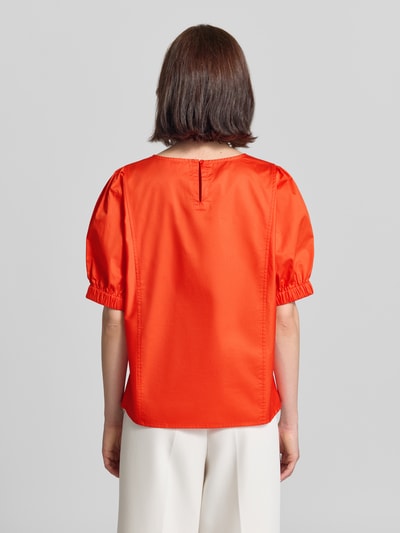 Frauenmodel trägt Regular Fit Bluse mit Puffärmeln Modell 'SOLID' von Fynch-Hatton in leuchtendem Orange, glatte Textur, Ganzkörperansicht Rückansicht, Damen Bluse mit Rundhalsausschnitt, Rückenlänge 61 cm, Ärmellänge 32 cm.