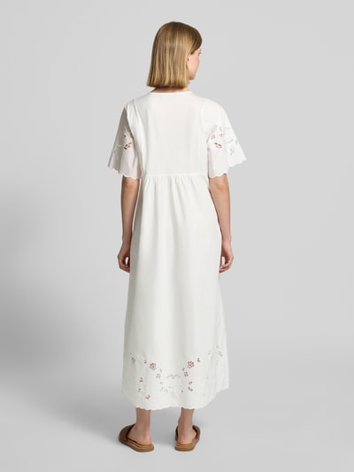 Frauenmodel trägt Fließendes Freizeitkleid aus reiner Baumwolle Modell 'TARTUFO' von Weekend Max Mara, Optik: Unifarben, Passform: fließend, Details: Lochspitze, Maxi-Länge, V-Ausschnitt, Ärmelform: Kurzarm, Materialverarbeitung: Jersey, Popeline, reine Baumwolle, Farbe: Weiß, glatte Textur, Ganzkörperansicht Rückansicht.