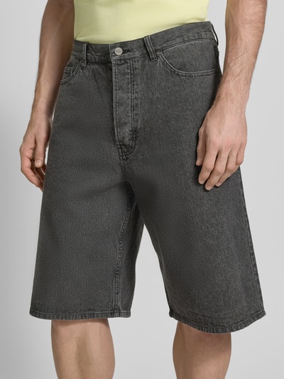 Männermodel trägt Shorts mit Eingrifftaschen Modell 'Type 16' von Wood Wood aus Baumwoll-Mix, Regular-Fit, Nahaufnahme Oberkörper.