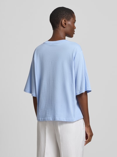 Frauenmodel trägt Damen T-Shirt Boxy Fit T-Shirt aus Bio-Baumwolle Modell 'Derby' von Soyaconcept in Hellblau, Rückenansicht, Ganzkörperansicht Rückansicht. Kontext: Damen T-Shirt, Reine Bio-Baumwolle, Boxy-Fit, Rundhalsausschnitt, Rückenlänge bei Größe S: 57 cm.