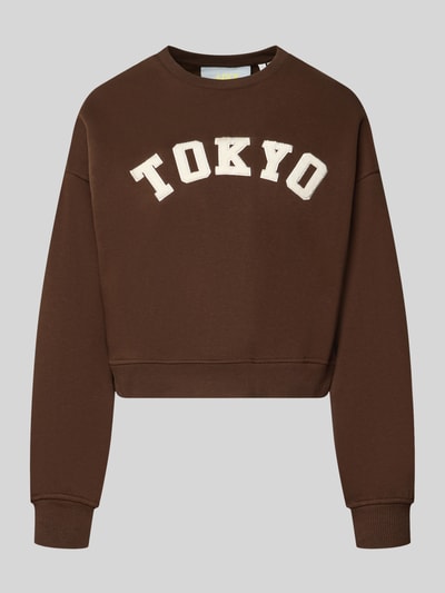Produktfoto, donkerbruin Relaxed Fit sweatshirt uit katoenmix Model 'Tatum' van JJXX, statementpatch TOKYO, ribboordjes, met lange mouwen, ronde hals