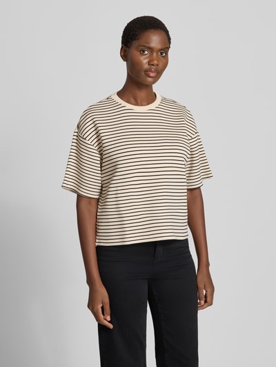 Kobiece modelka ma na sobie Oversized Fit T-Shirt aus Viskose-Mit od MSCH Copenhagen, mieszanka wiskozy elastycznej, okrągły dekolt, krój oversized fit, rękaw o dł. 1/2, długość tyłu w rozmiarze XS/S: 54 cm, beżowe i czarne paski, tekstura miękka, widok całej sylwetki z przodu.