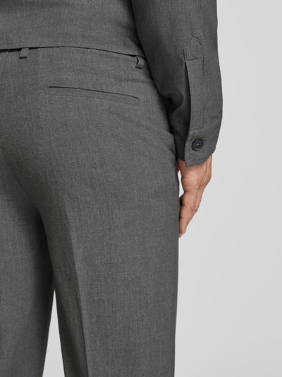 Männermodel trägt Slim Fit Stoffhose mit Viskose-Anteil von Lindbergh in Grau, Bügelfalte, Gesäßtaschen, Detailaufnahme Rückansicht.