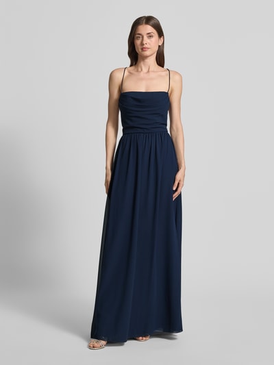 Frauenmodel trägt Abendkleid mit Rückenausschnitt von Laona in Dunkelblau, taillierte Passform, Falten-Optik, Ganzkörperansicht von vorne.