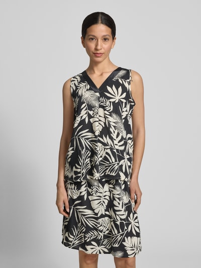 Frauenmodel trägt Relaxed Fit Bluse aus Viskose-Mix Modell 'Sueann' von ZABAIONE mit Floraler Allover-Print, Ärmelloses-Design, Vorderansicht, Nahaufnahme Oberkörper.