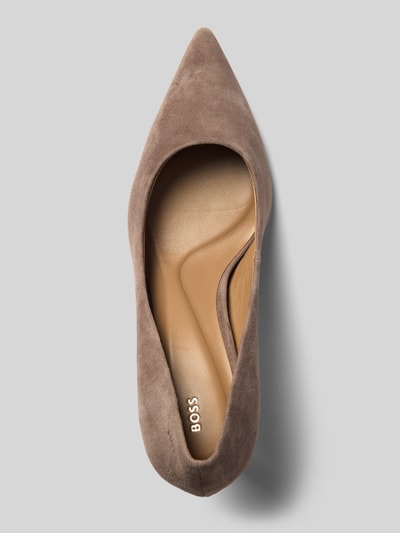Productfoto, pumps van geitenleer model 'Miah_Pump70_SD' van BOSS in lichtbruin met fijne textuur en spitse neus, Dames pumps