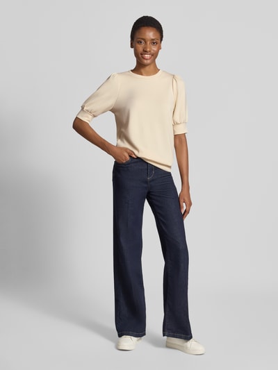 Vrouwenmodel draagt lichtbeige sweatshirt met ballonmouwen Model 'BANU' van Soyaconcept, materiaalmix met stretch, los model, ronde hals, halflange mouwen. Volledige lichaamsaanzicht van voren.