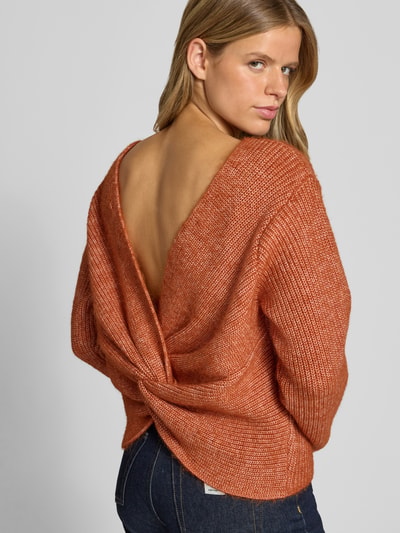 Männermodel trägt Strickpullover mit U-Boot-Ausschnitt Modell 'CALLY' von Topshop, krój regular fit, materiał z domieszką wełny, kolor rdzawy, tekstura swetrowa, długość tyłu w rozmiarze S 53 cm, długość rękawa 60 cm, widok na całe plecy, Ganzkörperansicht Rückansicht.