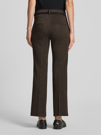 Frauenmodel trägt Weite Hose aus Viskose Modell-Mix 'FRANCOISE' von CAMBIO in dunklem Braun mit strukturierter Textur, Ganzkörperansicht Rückansicht. Damen Weite Hose von CAMBIO.