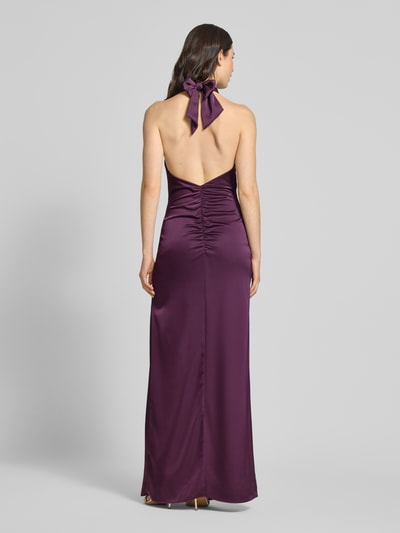 Frauenmodel trägt Regular Fit Abendkleid mit Raffungen von Jake*s Cocktail in glänzendem Satin, mit Rückenausschnitt, Halterneck, ärmelloses Design und Gehschlitz, Rückansicht Ganzkörperansicht.