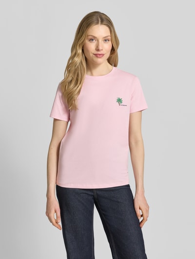 Modelka kobieca prezentuje T-Shirt mit Motiv-Stitching od Jake*s Casual, różowa bawełna, krój regular fit, ozdobne przeszycia, fason z okrągłym dekoltem, długość tyłu w rozmiarze S: 61 cm, widok całej sylwetki z przodu.