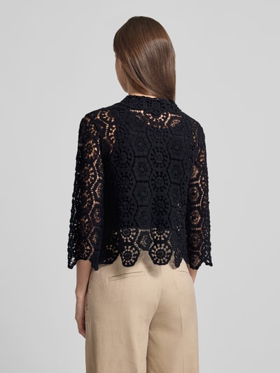 Frauenmodel trägt Cardigan aus Häkelspitze von Apricot in Schwarz, reine Baumwolle, Slim Fit, Blusenkragen, Rückansicht Ganzkörperansicht