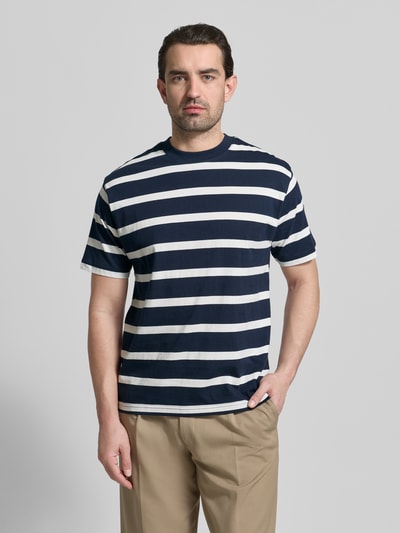 Männermodel trägt T-Shirt mit geripptem Rundhalsausschnitt von MCNEAL, navy mit weißen Streifen, Regular Fit, Ganzkörperansicht von vorne.