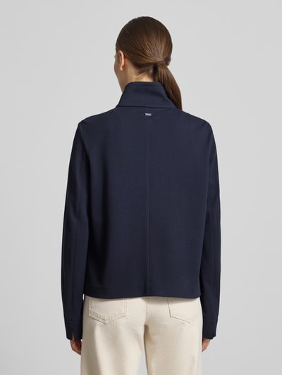 Modelka nosi Regular Fit Jacke mit Stehkragen od WHITE LABEL, elastyczna mieszanka bawełny, rozpinana, nakładane kieszenie, kolor granatowy, długość tyłu w rozmiarze 36: 57 cm, szerokość w rozmiarze 36: 50 cm, długość rękawa w rozmiarze 36: 65 cm, tekstura gładka, widok całej sylwetki z tyłu